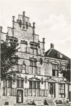 Rechts het Pand In den Struys Kaai 27 Veere, ca. 1920.JPG