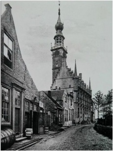 Links het pand De Hope Markt 17 Veere, ca. 1930.JPG