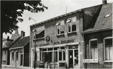 Hotel Zeelandia Dorpsstraat 39 Oostkapelle, ca. 1965.JPG