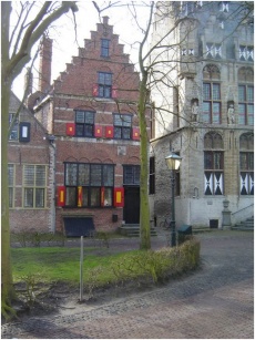 De Swaen, met de gevelsteen van een zwaan, Markt 7 Veere.JPG