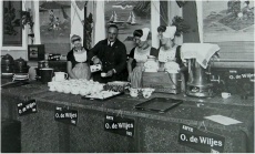 Beurs in Het Kasteel van Batavia met rechts Koos Minderhoud, ca. 1930.jpg