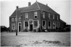 De Valk Zuidstraat 97 Westkapelle, foto beeldbank Westkapelle Cultuurbehoud, 1947.JPG