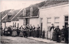 De Noordstraat in Westkapelle¨met rechts herberg De Noordster, ca. 1890.jpg