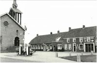 Het Koffiehuis rechts naast het stadhuis in 1967.JPG