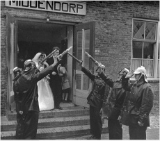 Bruiloft in Middendorp Smidsstraat 16 Zoutelande 1963.JPG