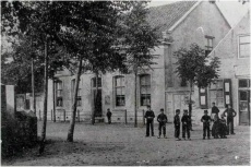 Rechts de herberg van Maljers Dorpsplein 49 Aagtekerke, ca. 1890.JPG