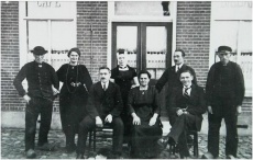 De Eerste Aanleg Oude wacht Veere, links zittend Pieter Geldof naast Laurien Mersie, ca. 1930.JPG