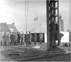Slaan eerste paal Badmotel Westkapelle aan de Provincieweg E 28, november 1963.JPG