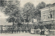 De Lindeboom Dorpsplein Serooskerke, ca. 1900.JPG
