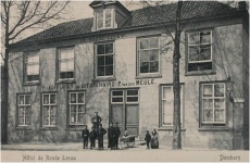 De Roode Leeuw Markt 12-13 Domburg, ca. 1915.JPG