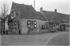 Dekker Dorpsplein 49 hoek Burgemeester Bosselaarstraat Aagtekerke 1963.JPG