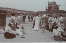 Op de achtergrond het Badpaviljoen 1904.JPG